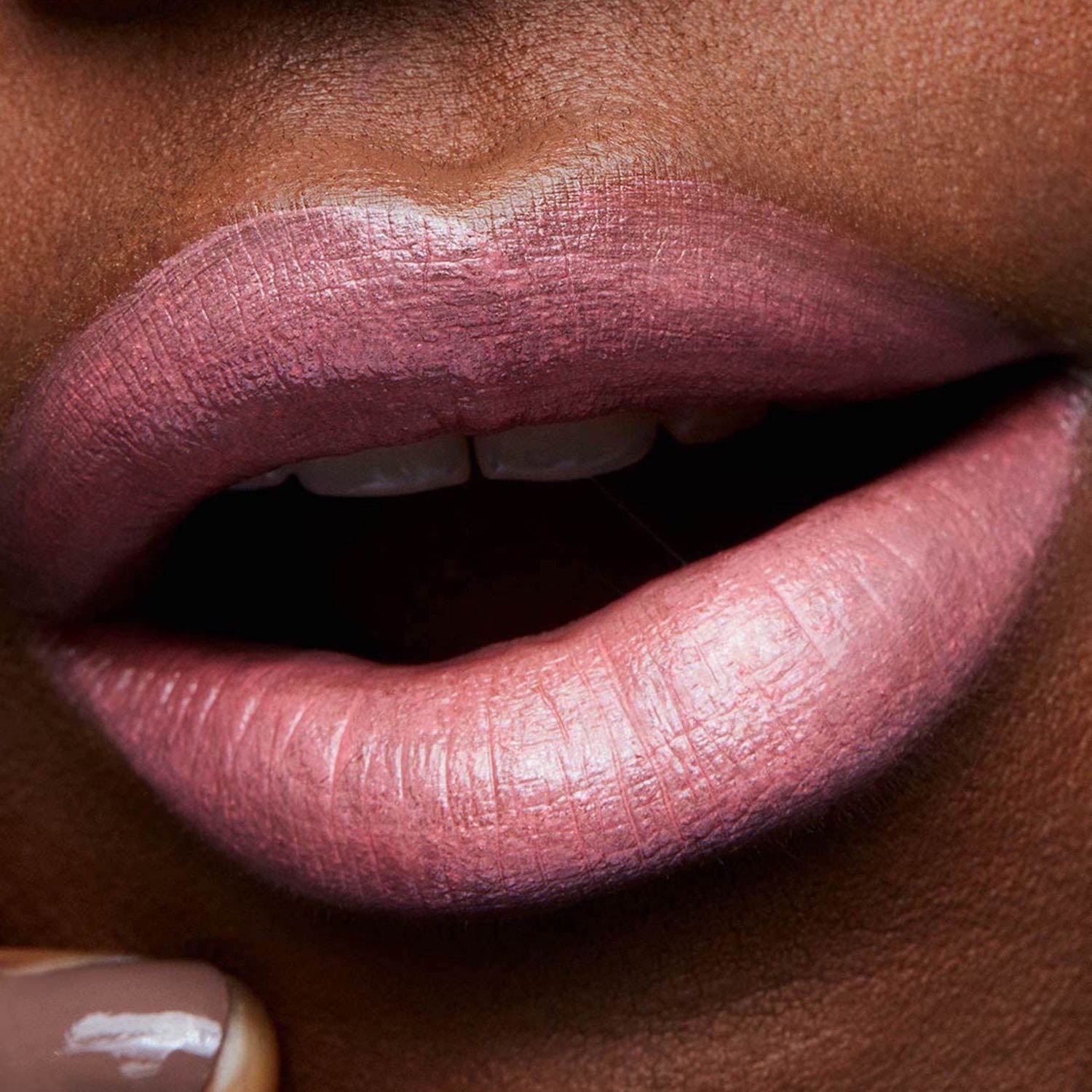 FROST LIPSTICK (LABIAL EN BARRA ACABADO APERLADO)